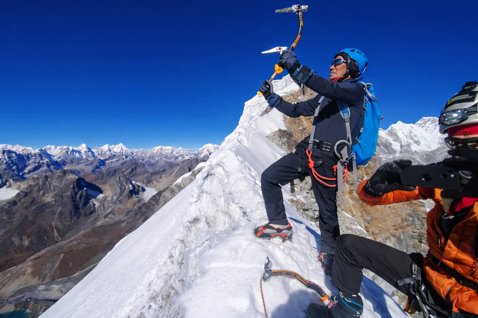 lobuche-peak-climbing-summit-ridge-himalayas