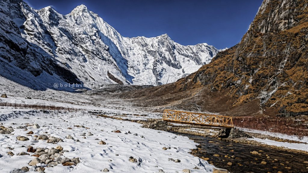 The snowy path and demanding conditions associated with the Kanchenjunga Trek Difficulty.